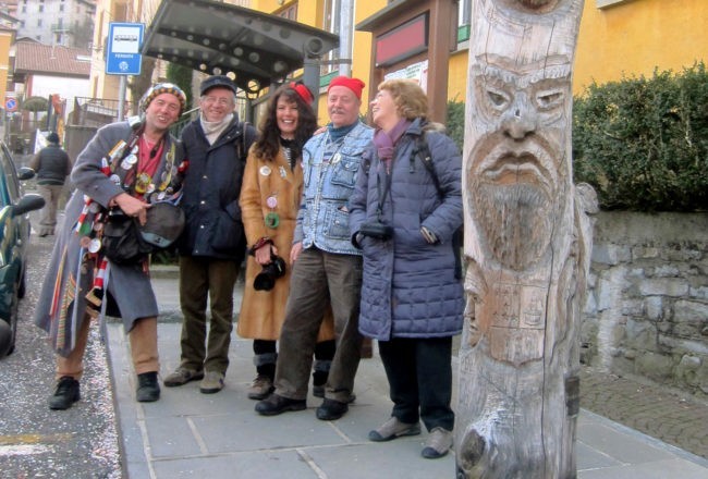 Eccoci al carnevale di Schignano con due fotografi tedechi e un "padrone di casa"