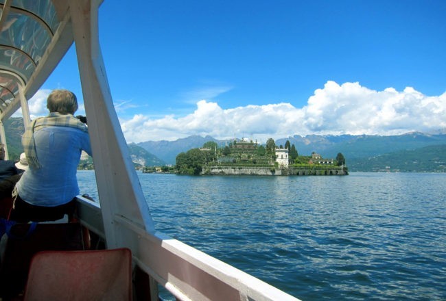 Navigando verso Villa Taranto si vede l'Isola Bella