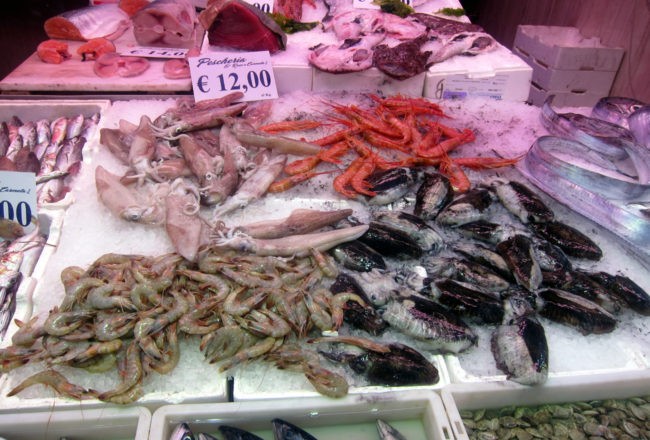 pesce al mercato di fuorigrotta
