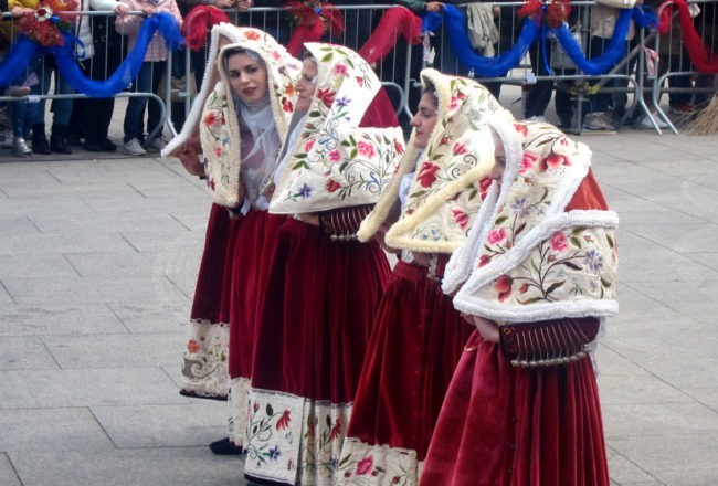 costumi tradizionali alla cavalcata sarda