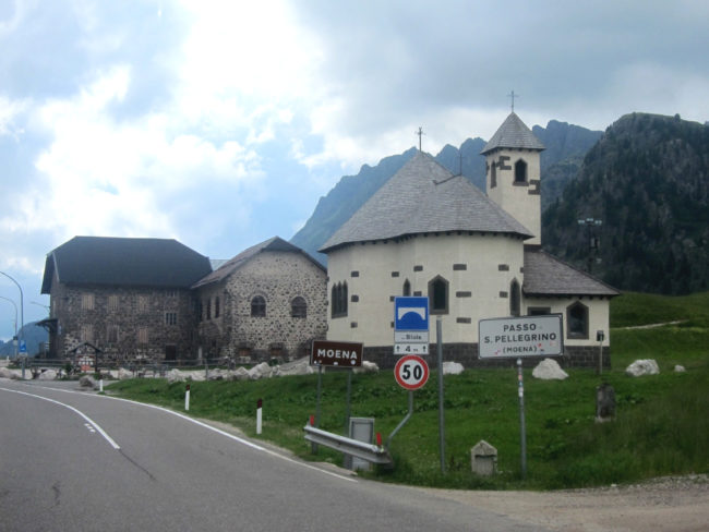 Il Passo di San Pellegrino, la chiesa e l'antico ospizio