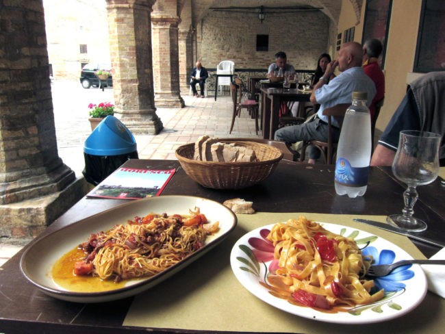 Mangiando i maccheroncini a Moresco