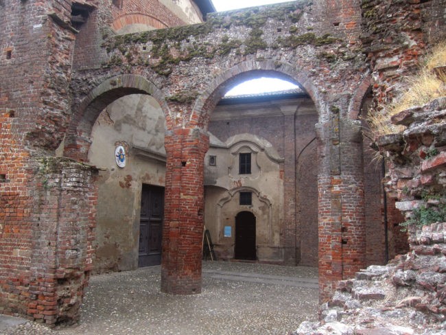 entrata basilica di Lomello