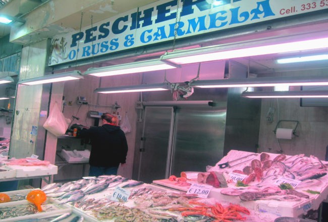 pescheria al mercato di fuorigrotta