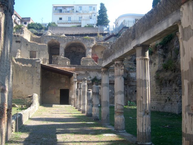 strada con colonne ercolano